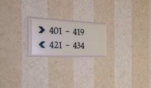 Vì sao phòng khách sạn thường không có số 420?