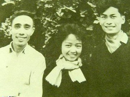 Nhà thơ Lê Anh Xuân (bìa trái)
