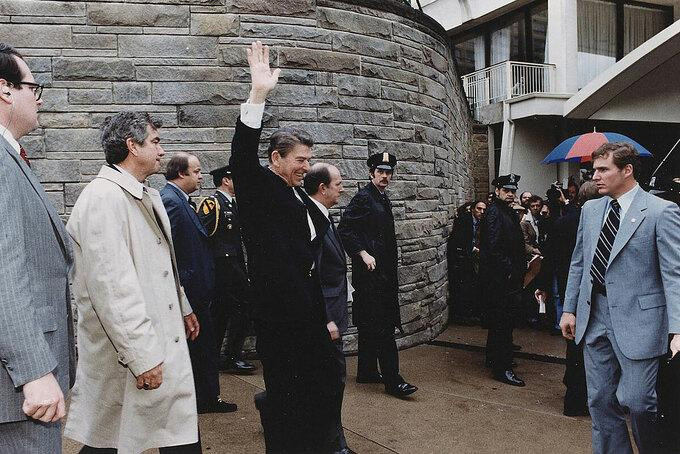 Ronald Reagan vẫy tay chào người dân và báo chí khi rời khỏi khách sạn Hilton tại Washington và bị ám sát hút chết ngày 3031981. Ảnh Corbis. Ronald Reagan vẫy tay chào người dân và báo chí khi rời khỏi khách sạn Hilton tại Washington và bị ám sát hút chết ngày 3031981. Ảnh Corbis.