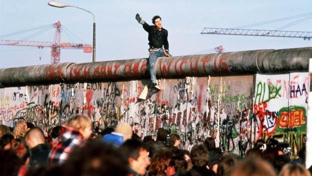 Ngày 15/08/1961, hai ngày sau khi đám hàng rào dây kẽm gai được dựng lên để phong tỏa lối đi lại giữa Đông và Tây Berlin, chính quyền Đông Đức bắt đầu cho xây dựng một bức tường – Bức tường Berlin – để đóng cửa vĩnh viễn lối tiếp cận sang Tây Berlin.