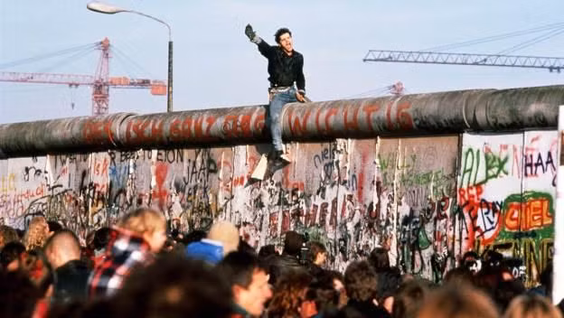 Ngày 15/08/1961, hai ngày sau khi đám hàng rào dây kẽm gai được dựng lên để phong tỏa lối đi lại giữa Đông và Tây Berlin, chính quyền Đông Đức bắt đầu cho xây dựng một bức tường – Bức tường Berlin – để đóng cửa vĩnh viễn lối tiếp cận sang Tây Berlin.