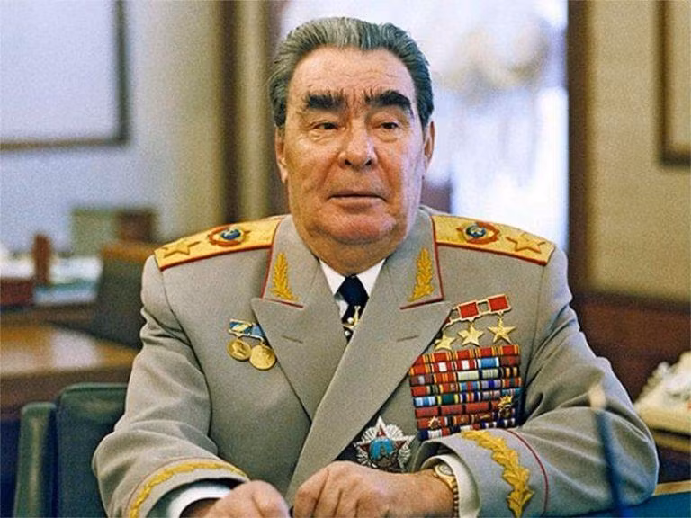 Cố TBT Đảng CS Liên Xô Leonid Brezhnev- người đang giữ kỷ lục huân huy chương của Liên Xô trước đây và nước Nga sau này (Ảnh Tư liệu) Cố TBT Đảng CS Liên Xô Leonid Brezhnev- người đang giữ kỷ lục huân huy chương của Liên Xô trước đây và nước Nga sau này (Ảnh Tư liệu)