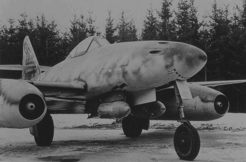 Messerschmitt Me 262 – chiến đấu cơ phản lực đầu tiên trong lịch sử mang số hiệu 262 A-1a W.Nr. 130 017 do trung úy Alfred Schreiber (11/11/1923 – 26/11/1944) điều khiển