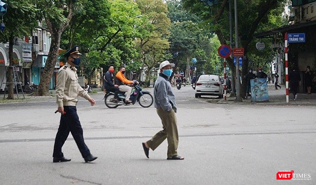 Theo ghi nhận, đã có hàng trăm người dân được nhắc nhở và đã chấp hành nghiêm yêu cầu của lực lượng chức năng.
