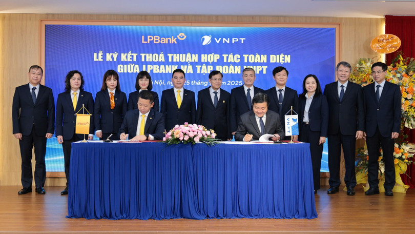 Ông Vũ Quốc Khánh, Tổng Giám đốc LPBank và ông Huỳnh Quang Liêm, TGĐ VNPT ký kết Thỏa thuận hợp tác giữa hai bên.