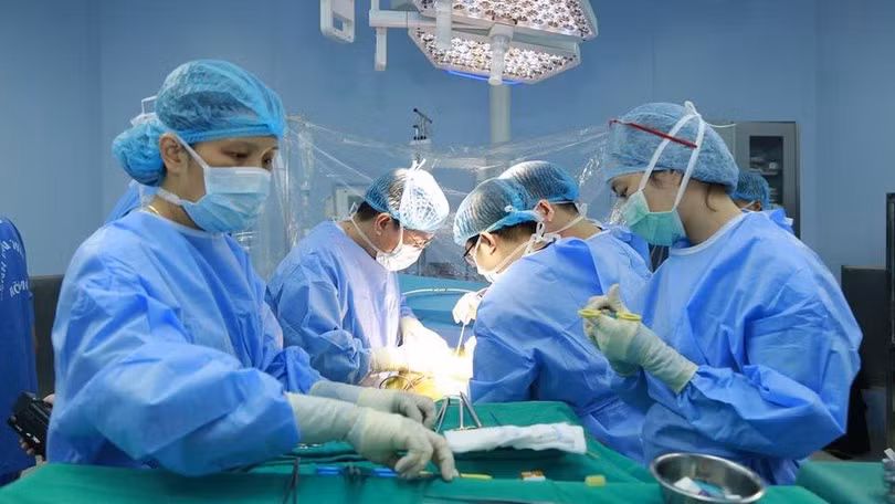 Ca phẫu thuật ghép gan cho ông H. kéo dài tới 14 tiếng đồng hồ.