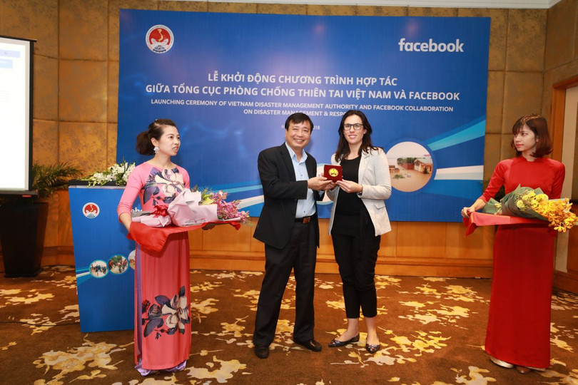 Bà Clair Deevy, Giám đốc Cộng đồng của Facebook tại khu vực Châu Á - Thái Bình Dương và ông Trần Quang Hoài, Tổng cục trưởng Tổng cục Phòng, chống thiên tai tại Lễ phát động.