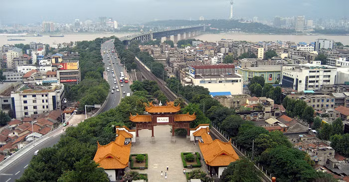 Quang cảnh thành phố Vũ Hán, nhìn từ lầu Hoàng Hạc (ảnh: Wikimedia).