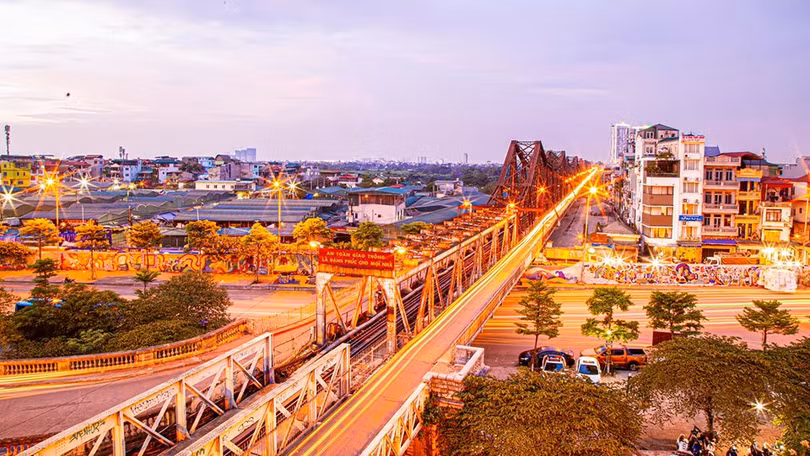 Dừng tàu: có đúng là “do thiếu tiền lương…”, hay đơn thuần “Có chi vương víu trong hơi máy/Mấy chiếc toa đầy nặng khổ đau”?