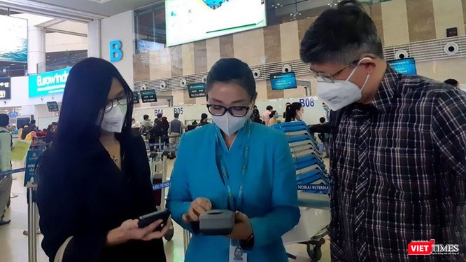 Hành khách nghiêm túc thực hiện đeo khẩu trang tại sân bay Nội Bài. Ảnh: K.N 