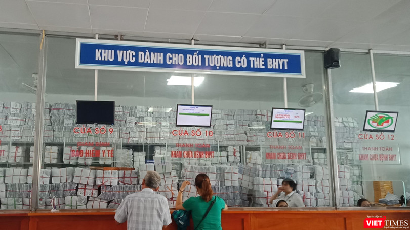 Bệnh nhân tới đăng ký khám, chữa bệnh bảo hiểm y tế tại Bệnh viện đa khoa Thành phố Vinh (Nghệ An).