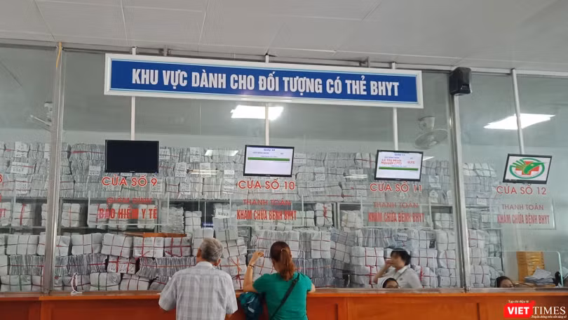 Bệnh nhân tới đăng ký khám, chữa bệnh bảo hiểm y tế tại Bệnh viện đa khoa Thành phố Vinh (Nghệ An).