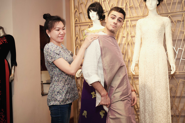 Anh tinh nghịch khi ướm thử màu áo.