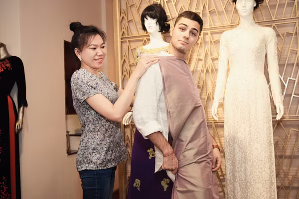 Anh tinh nghịch khi ướm thử màu áo.