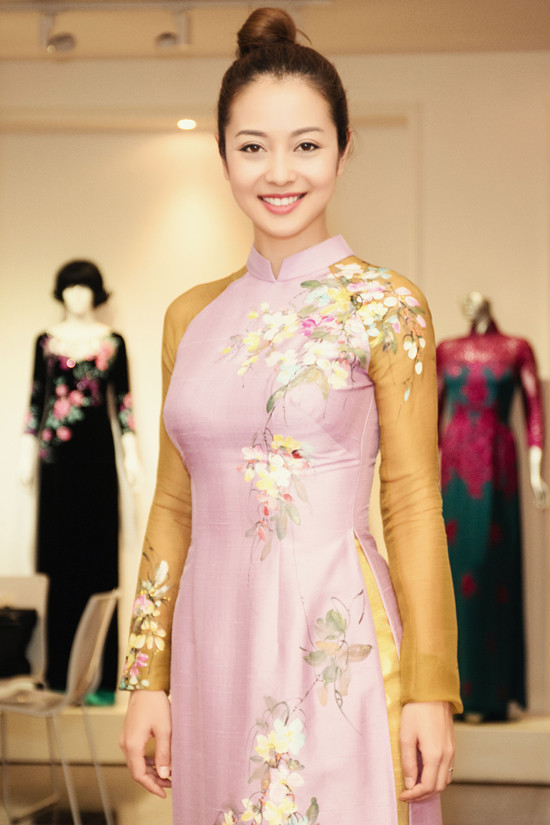 Cô có gương mặt khả ái, dịu dàng nên rất hợp với trang phục truyền thống.