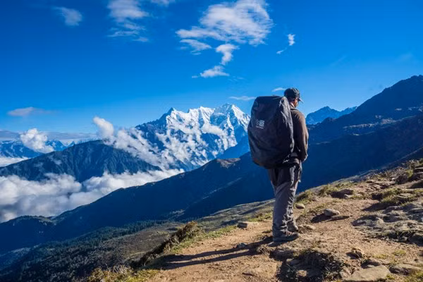 Một du khách đang ngẩn ngơ trước cảnh hùng vĩ của Nepal