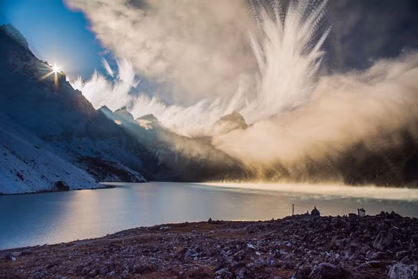 Hoặc chỉ đơn giản là cảm nhận sự tĩnh lặng của hồ nước phủ đầy sương mù