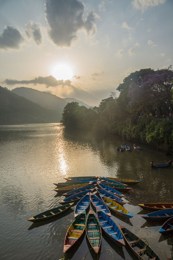 Cảnh bình minh yên bình trên hồ Fewa ở Fokhara