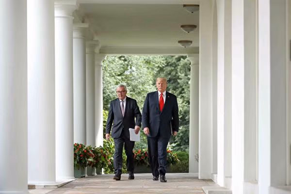 Sau khi kết thúc hội đàm, Tổng thống Donald Trump và Chủ tịch EU Jean Juncker ra gắp gỡ báo chí