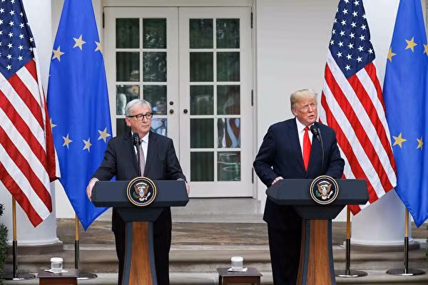 Hai ông Donald Trump và Jean Juncker họp báo chung sau khi hội đàm.