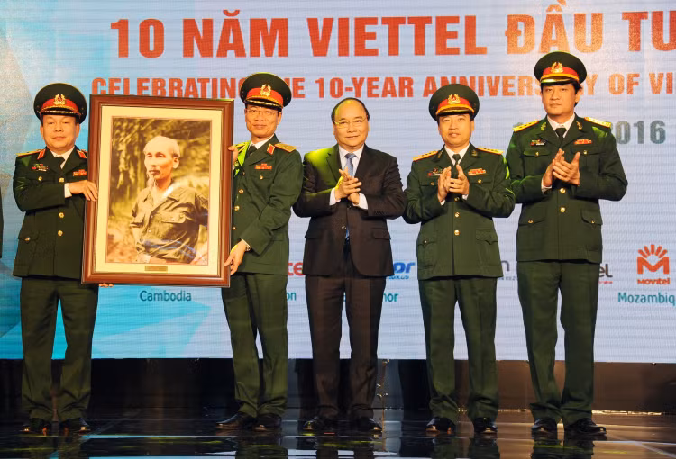 Thủ tướng Nguyễn Xuân Phúc tặng bức tranh Chủ tịch Hồ Chí Minh cho Tập đoàn Viettel ngày 17/12/2016