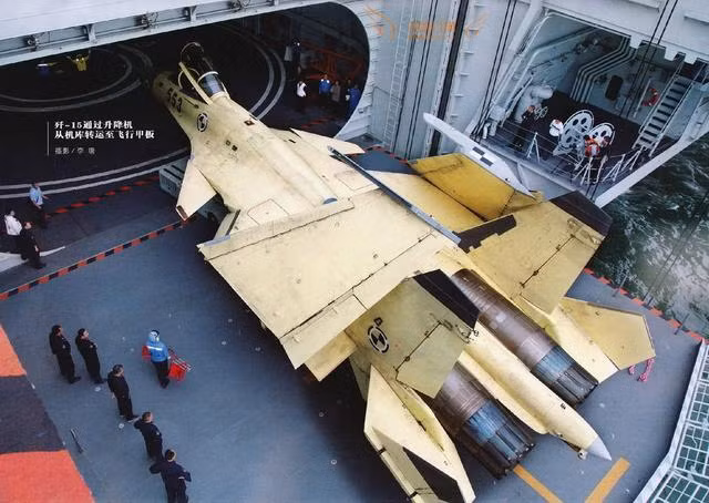 J-15 được đưa vào kho chứa trên tàu Liêu Ninh.