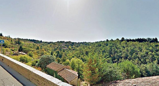 Vương Kiện định leo lên đứng trên bức tường này để chụp ảnh