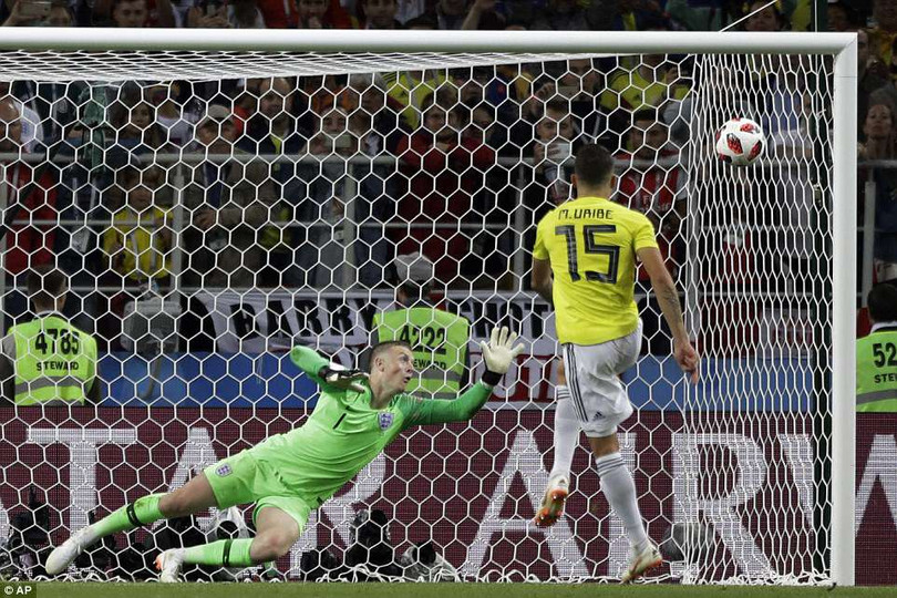 Cú đá dội xà ngang Mateus Uribe đã khiến Colombia đánh mất lợi thế trên chấm luân lưu.