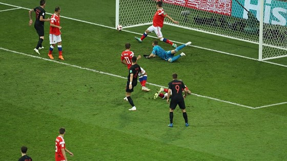 Bóng bật cột dọc văng ngang khung thành...