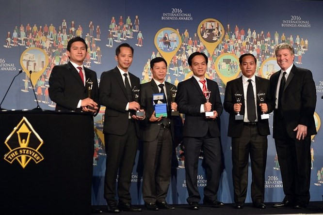 Năm 2015, Metfone trở thành nhà mạng đầu tiên khai trương dịch vụ ví điện tử eMoney và sản phẩm này được vinh danh tại Giải thưởng Kinh doanh Quốc tế 2016 (International Business Awards - IBA Stevie Awards) Năm 2015, Metfone trở thành nhà mạng đầu tiên khai trương dịch vụ ví điện tử eMoney và sản phẩm này được vinh danh tại Giải thưởng Kinh doanh Quốc tế 2016 (International Business Awards - IBA Stevie Awards)