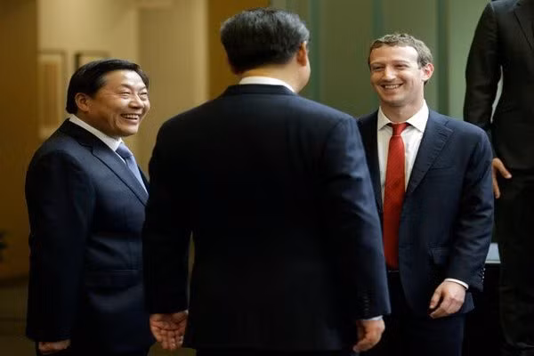 Mark Zuckerberg gặp ông Tập Cận Bình và Lỗ Vĩ (trái)