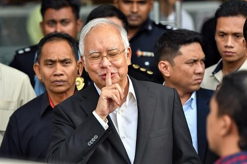 Ông Najib Razak (giữa) hiện đang bị khởi tố điều tra vì tham nhũng.