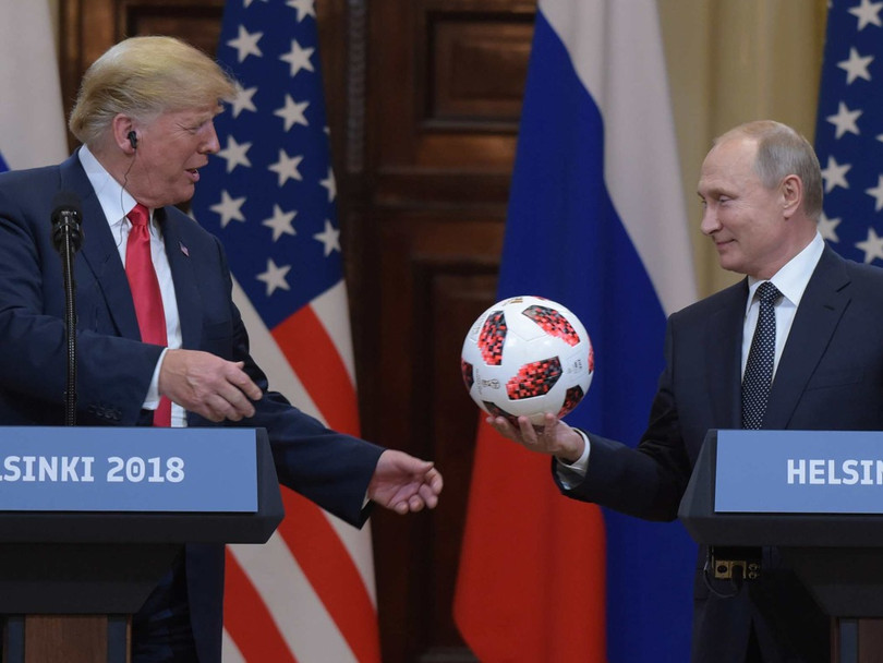 Ông Putin tặng quả bóng World Cup cho Donald Trump và nói 'Bây giờ quả bóng đã ở sân phía ông'.