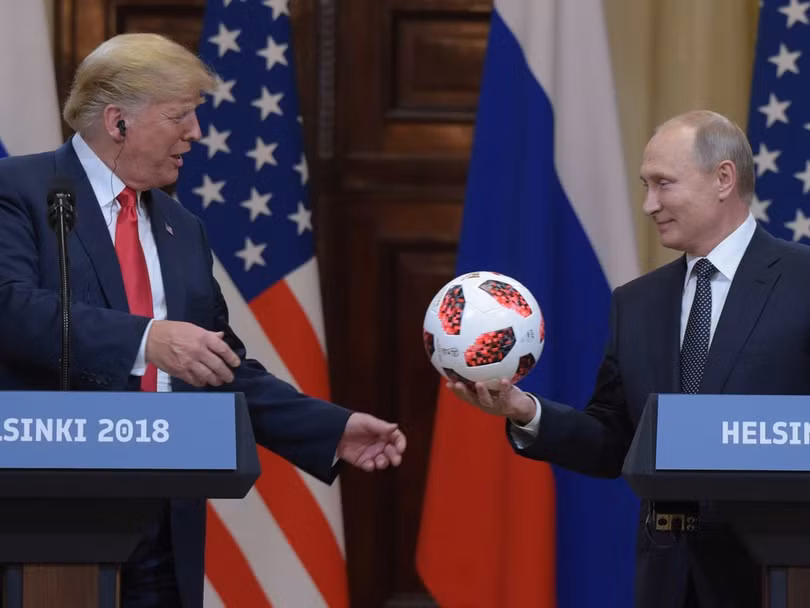 Ông Putin tặng quả bóng World Cup cho Donald Trump và nói 'Bây giờ quả bóng đã ở sân phía ông'.