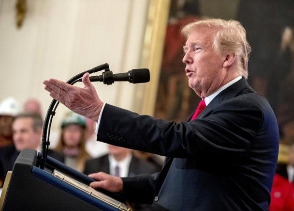 Ông Donald Trump đe dọa sẽ tăng mức thuế đánh vào tất cả mọi mặt hàng Trung Quốc nhập vào Mỹ.