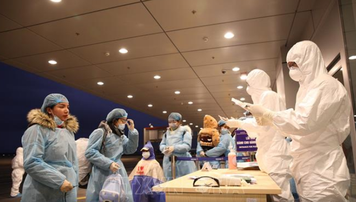 Các công dân được hướng dẫn làm thủ tục nhập cảnh. Ảnh: TTXVN