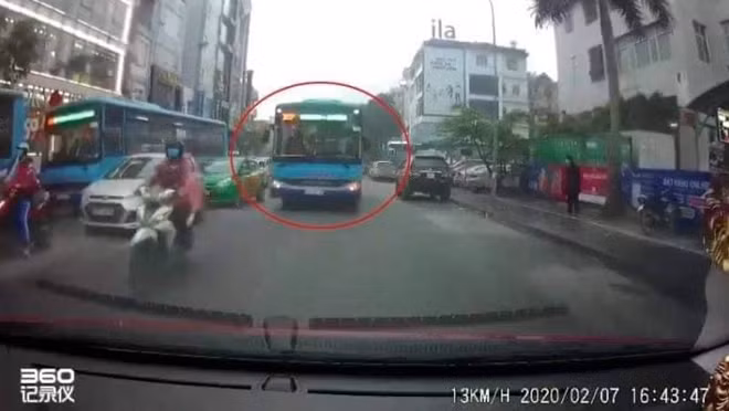 Ảnh chụp video từ camera hành trình. Ảnh: MXH.