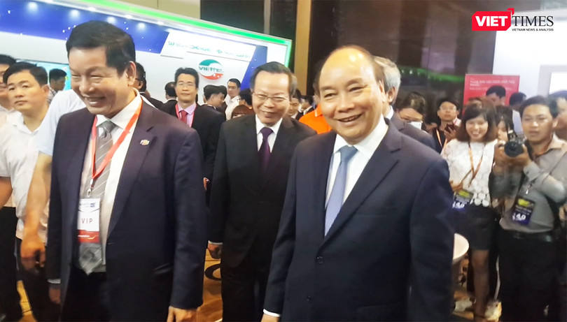 Thủ tướng Nguyễn Xuân Phúc thăm các gian hàng tại triển lãm Công nghiệp 4.0