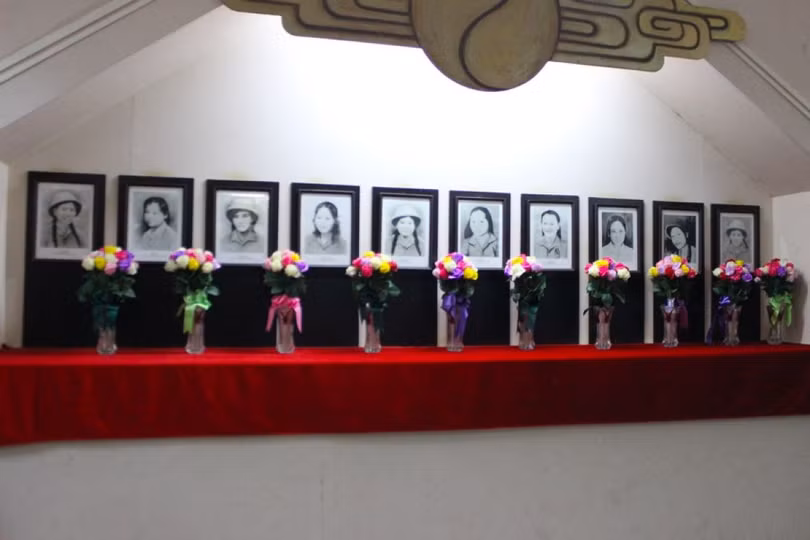 10 cô gái hy sinh ở ngã ba Đồng Lộc 10 cô gái hy sinh ở ngã ba Đồng Lộc