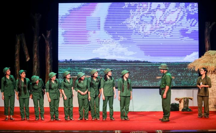Vở kịch Khoảng trời con gái tái hiện lại những khoảng khắc của 10 cô gái tại Ngã Ba Đồng Lộc Anh hùng