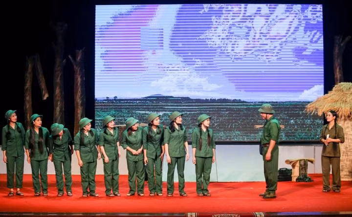 Vở kịch Khoảng trời con gái tái hiện lại những khoảng khắc của 10 cô gái tại Ngã Ba Đồng Lộc Anh hùng Vở kịch Khoảng trời con gái tái hiện lại những khoảng khắc của 10 cô gái tại Ngã Ba Đồng Lộc Anh hùng