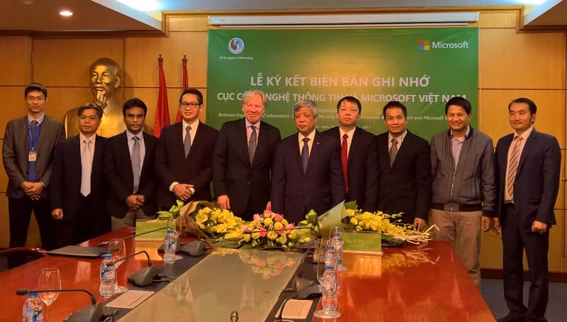 Ông Vũ Minh Trí, Tổng Giám đốc Microsoft Việt Nam (trái) và ông Lê Phú Hà, Cục trưởng Cục Công nghệ Thông tin, Bộ Tài nguyên và Môi trường ký hợp tác.