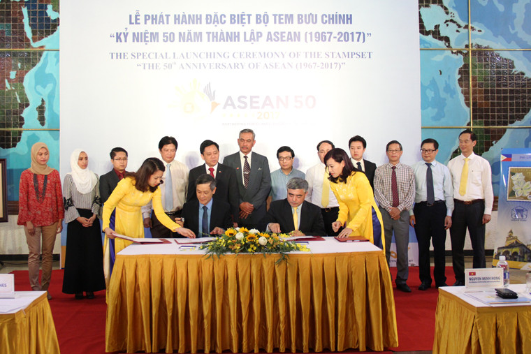 Thứ trưởng Nguyễn Minh Hồng cùng thực hiện nghi thức đóng dấu phát hành đặc biệt bộ tem.