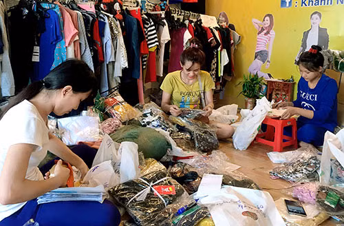 Livestream bán hàng tại các shop tư nhân đang trở thành xu hướng tiếp thị phổ biến. Ảnh: Báo Lao động Đồng Nai Online.