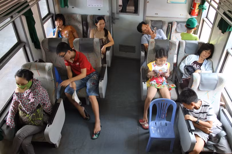 Tàu ngoại ô Sài Gòn - Dĩ An đắt khách ngày nghỉ lễ ảnh 7