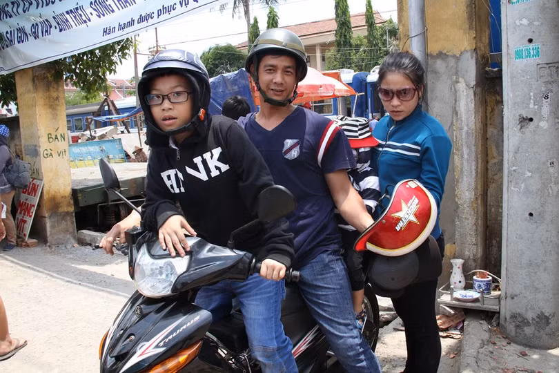 Tàu ngoại ô Sài Gòn - Dĩ An đắt khách ngày nghỉ lễ ảnh 11