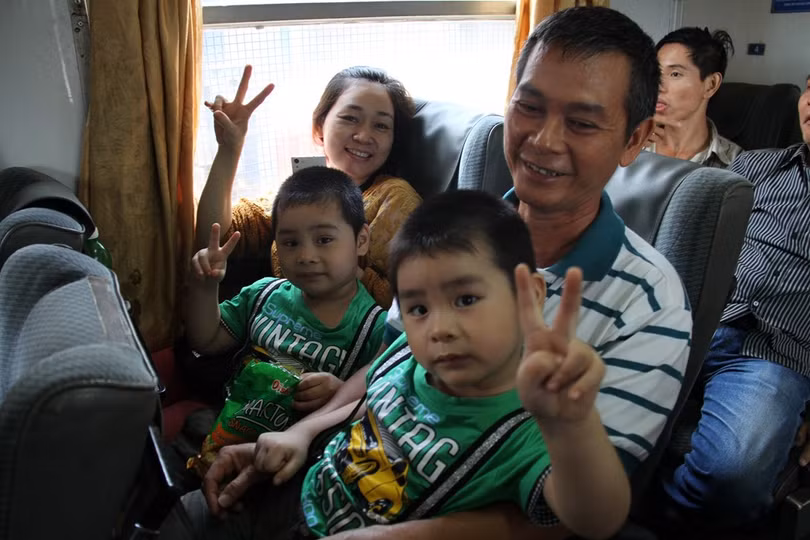 Tàu ngoại ô Sài Gòn - Dĩ An đắt khách ngày nghỉ lễ ảnh 3