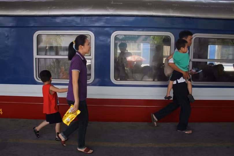 Tàu ngoại ô Sài Gòn - Dĩ An đắt khách ngày nghỉ lễ ảnh 2