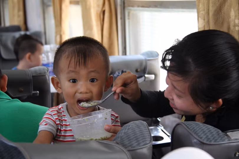 Tàu ngoại ô Sài Gòn - Dĩ An đắt khách ngày nghỉ lễ ảnh 8