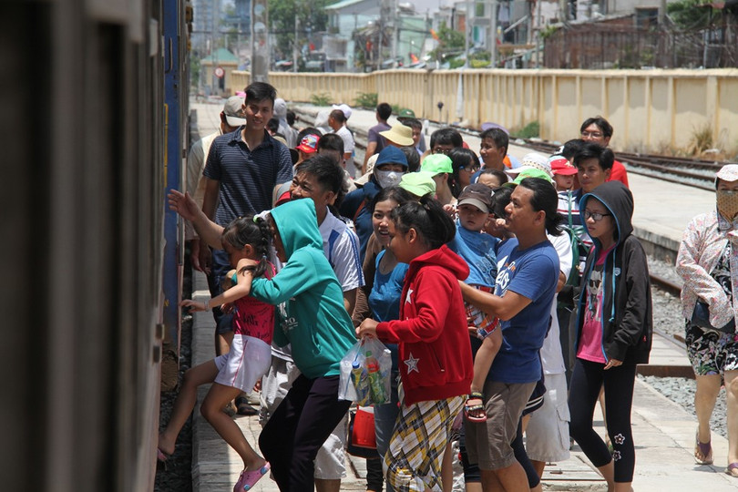 Tàu ngoại ô Sài Gòn - Dĩ An đắt khách ngày nghỉ lễ ảnh 1 Tàu ngoại ô Sài Gòn - Dĩ An đắt khách ngày nghỉ lễ ảnh 1
